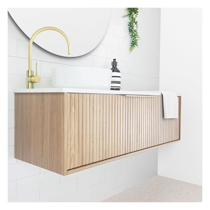 Apartamento Baño Vanidad con panel de puertas de madera maciza y personalizado de madera ligera de grano