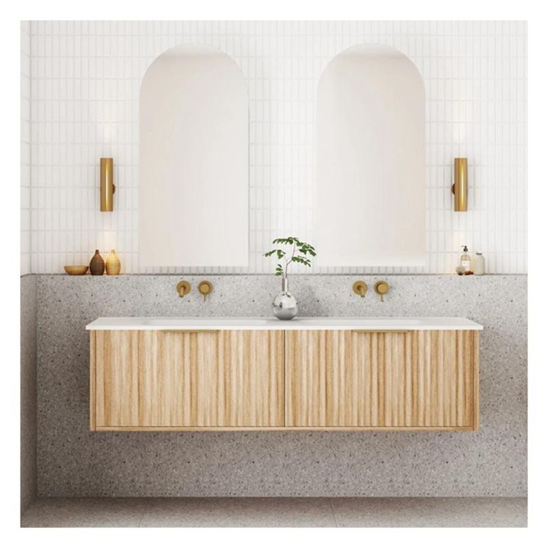Apartamento Baño Vanidad con panel de puertas de madera maciza y personalizado de madera ligera de grano