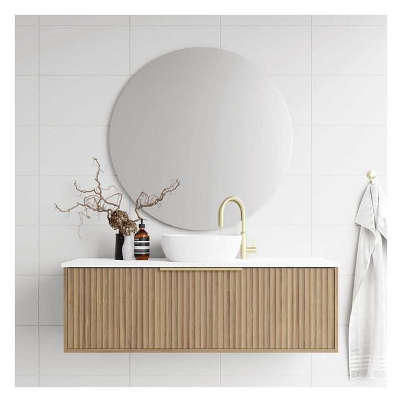 Apartamento Baño Vanidad con panel de puertas de madera maciza y personalizado de madera ligera de grano