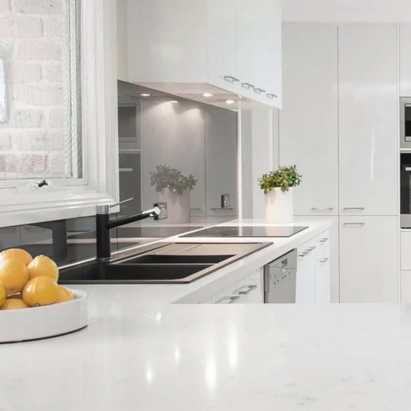 Gabinete de cocina italiano moderno con encimera de piedra plana y color de carilla personalizado
