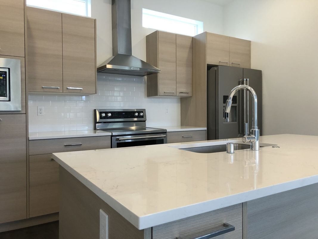 Set de gabinete de cocina chino moderno con mano de obra fina y bordes de escritorio de borde plano
