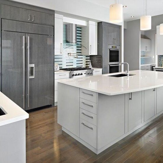Gabinete de cocina de color brillante con diseño y accesorios modernos