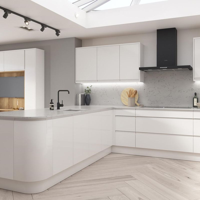 Gabinete de cocina de color brillante con diseño y accesorios modernos