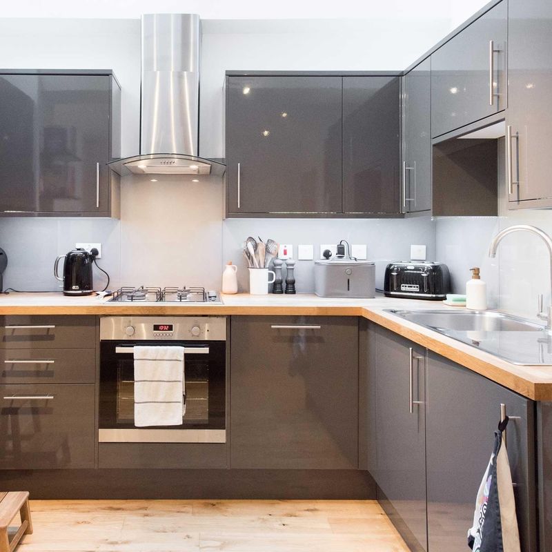 Gabinete de cocina de color brillante con diseño y accesorios modernos