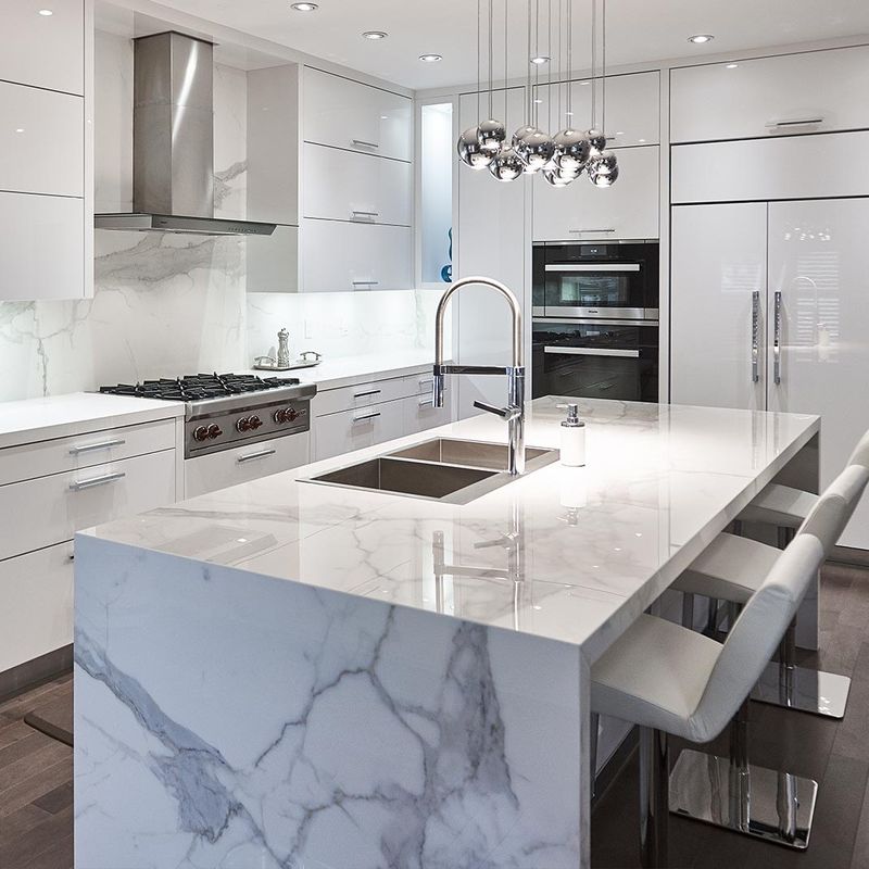 Gabinete de cocina de color brillante con diseño y accesorios modernos