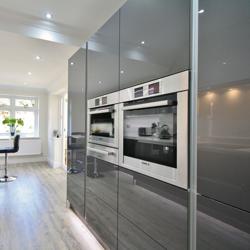Gabinete de cocina de color brillante con diseño y accesorios modernos