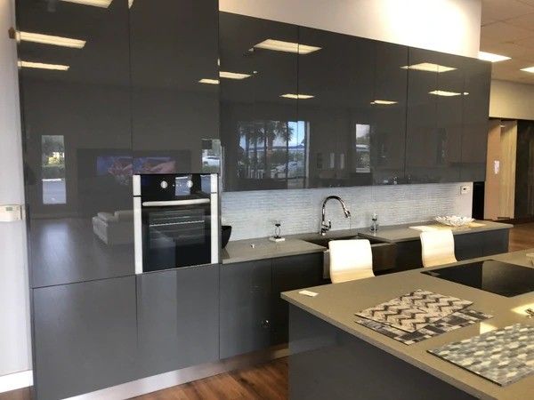 Conjunto de gabinete de cocina de diseño moderno brillante hecho con madera sólida y accesorios de patada de pie