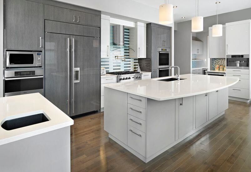 Conjunto de gabinete de cocina de diseño moderno brillante hecho con madera sólida y accesorios de patada de pie