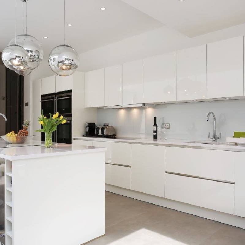 Gabinete de cocina de laca blanca personalizado con panel de puerta de membrana de PVC y cajón Blum