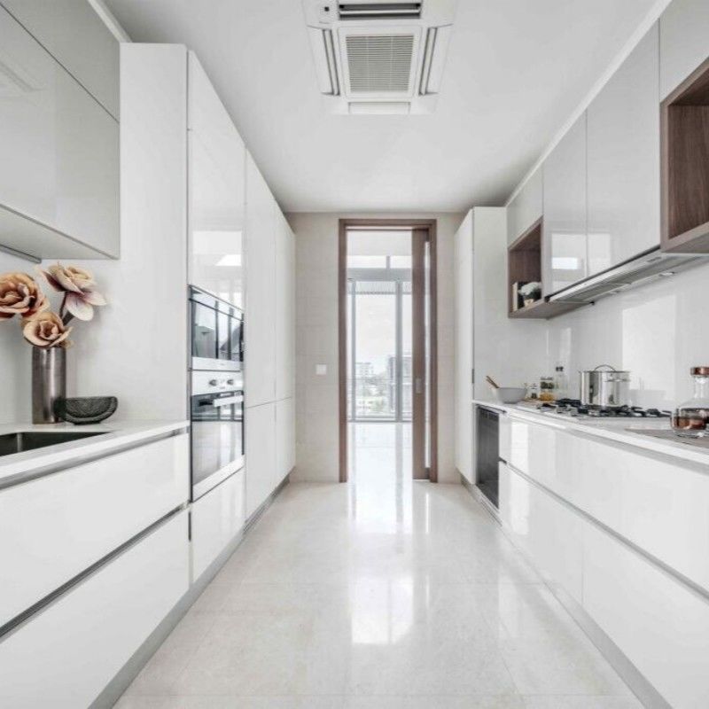 Gabinete de cocina de laca blanca personalizado con panel de puerta de membrana de PVC y cajón Blum