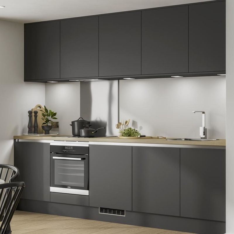 Gabinete de cocina moderno en blanco mate para la renovación de cocinas antiguas en Villa