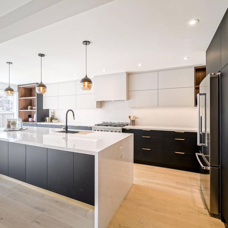 Gabinete de cocina moderno en blanco mate para la renovación de cocinas antiguas en Villa