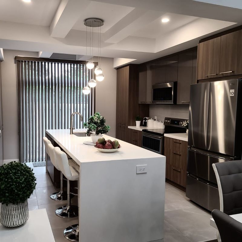 Gabinete de cocina moderno en blanco mate para la renovación de cocinas antiguas en Villa