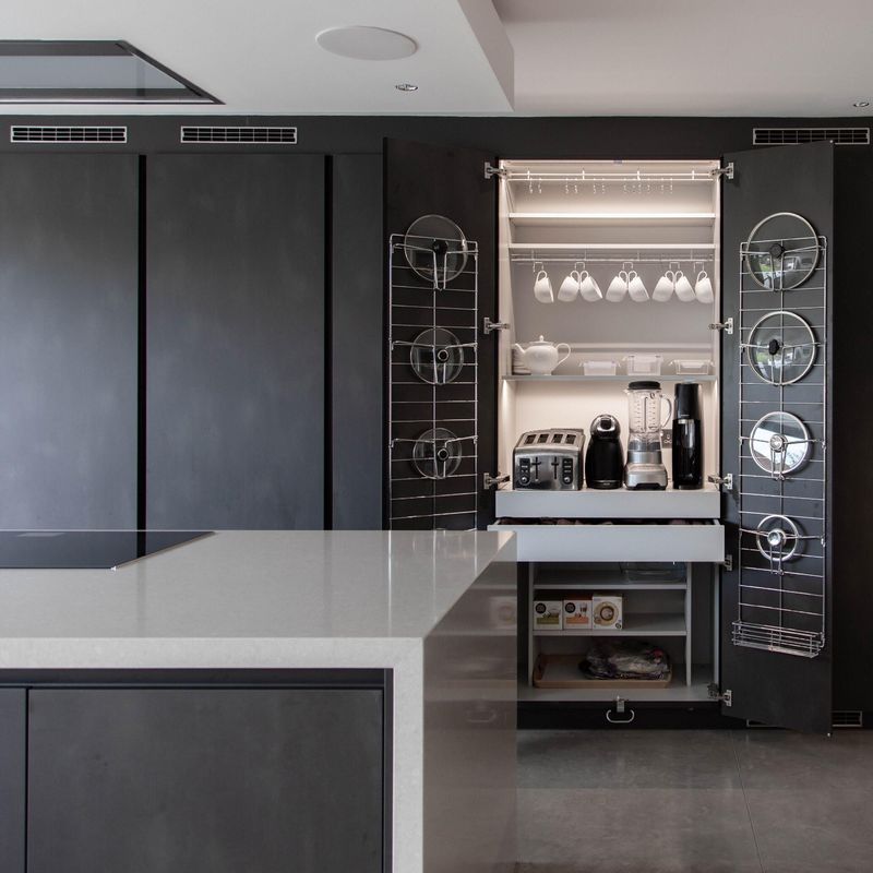 Gabinete de cocina moderno en blanco mate para la renovación de cocinas antiguas en Villa