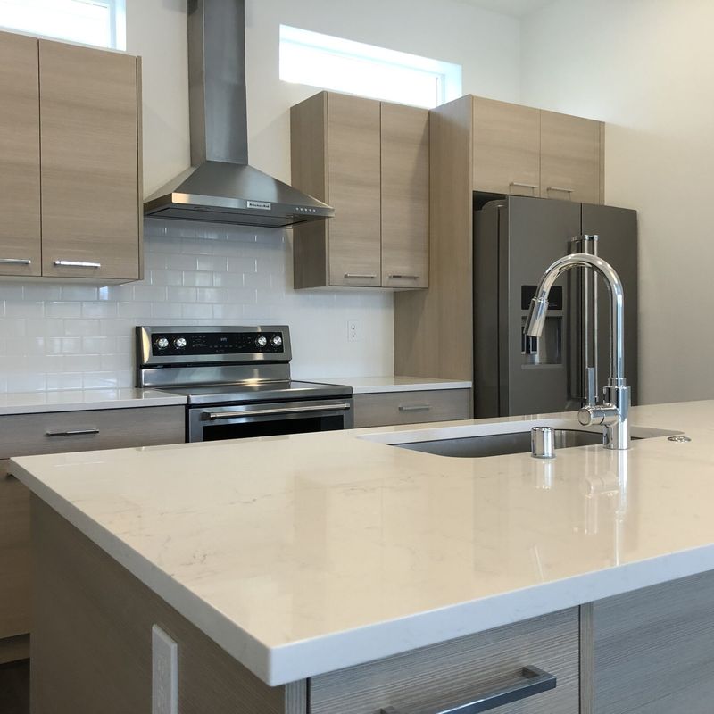 Gabinete de cocina moderno en blanco mate para la renovación de cocinas antiguas en Villa
