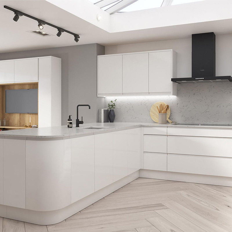 Armarios de cocina de diseño moderno con puertas de estilo Shaker y acabado de laca