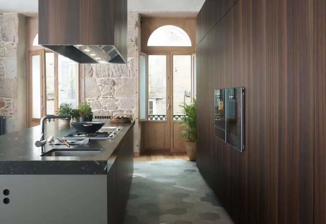 Ventaja a prueba de fuego en el estilo moderno del armario de cocina de madera de chapa y isla