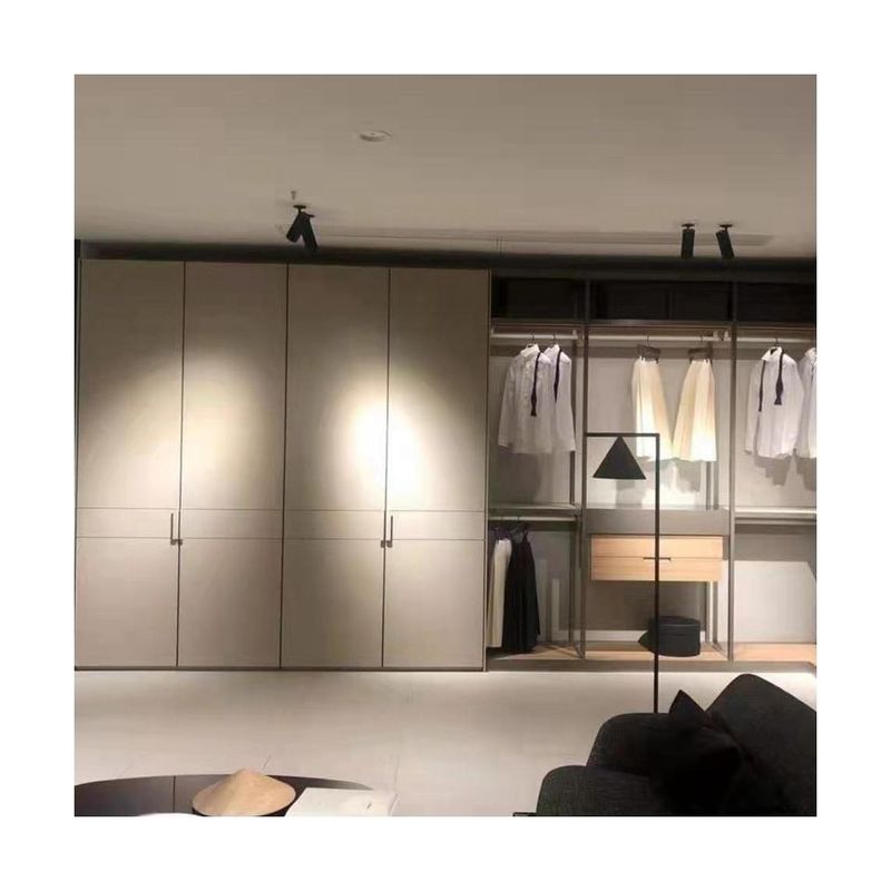 Armario abierto con panel de estilo de madera y sistema de vara de tira personalizable