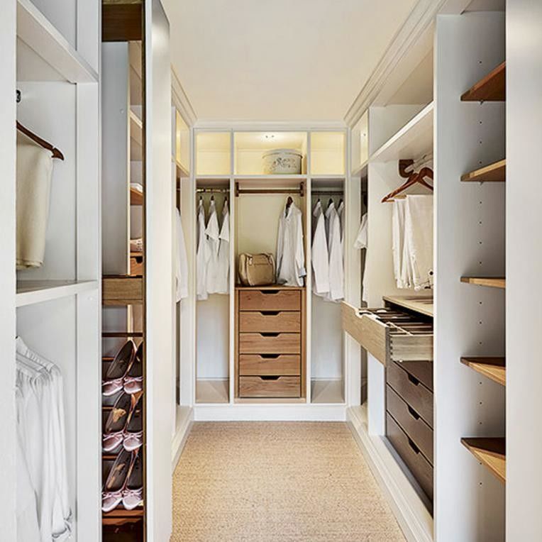Armario abierto con panel de estilo de madera y sistema de vara de tira personalizable
