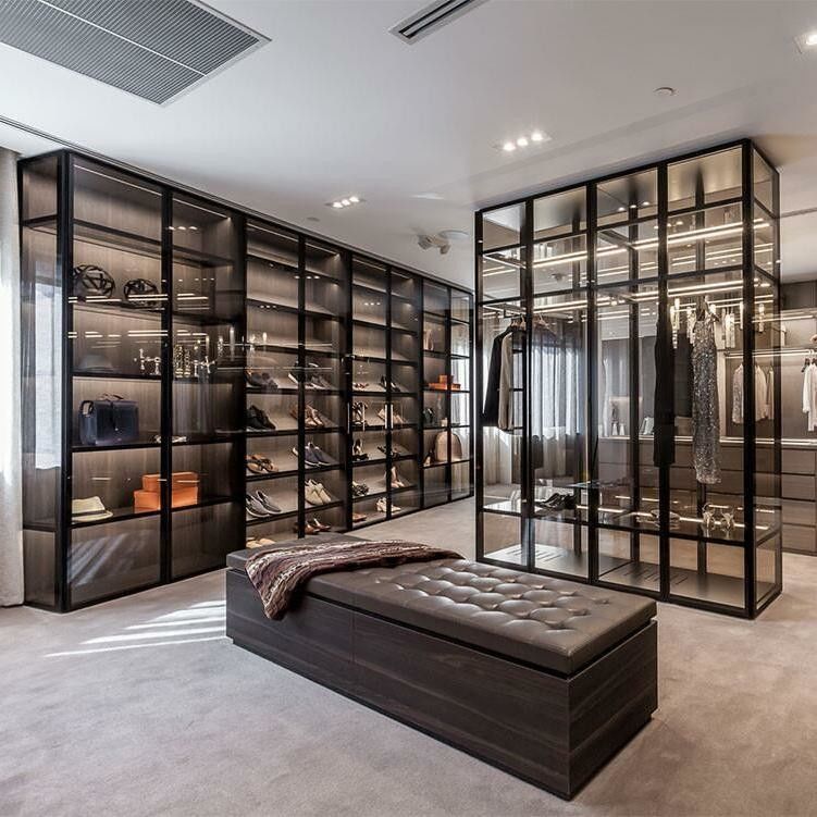 Armario abierto con panel de estilo de madera y sistema de vara de tira personalizable