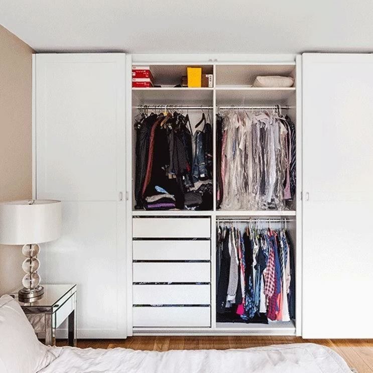 Armario abierto con panel de estilo de madera y sistema de vara de tira personalizable