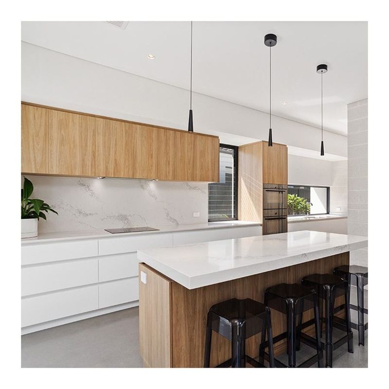 Gabinete de cocina moderno de laca blanca con panel de puerta acrílico y encimera de piedra de cuarzo