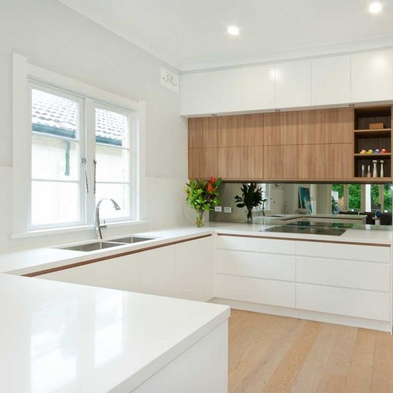 Gabinete de cocina moderno de laca blanca con panel de puerta acrílico y encimera de piedra de cuarzo