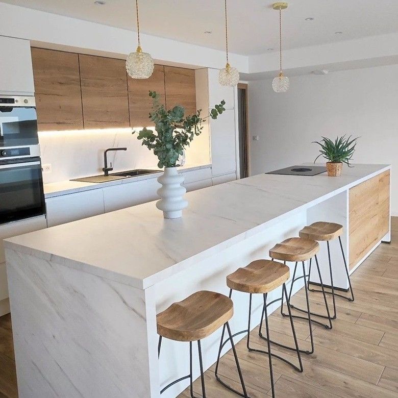 Gabinete de cocina moderno de laca blanca con panel de puerta acrílico y encimera de piedra de cuarzo