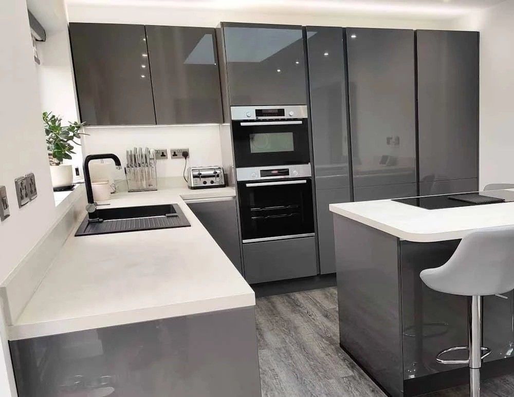Conveniente Almacenamiento de Susan Perezoso en la Pantry Unit Oscura Armarios de cocina con maquinaria Blum