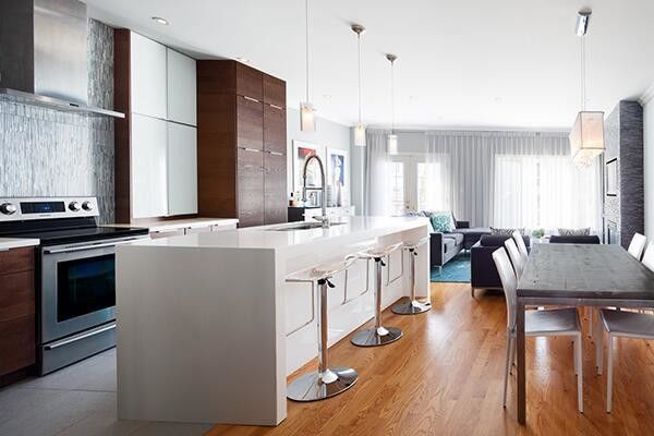Armarios de cocina de madera sólida de lujo moderno con diseño a prueba de fuego y material de puerta HDF