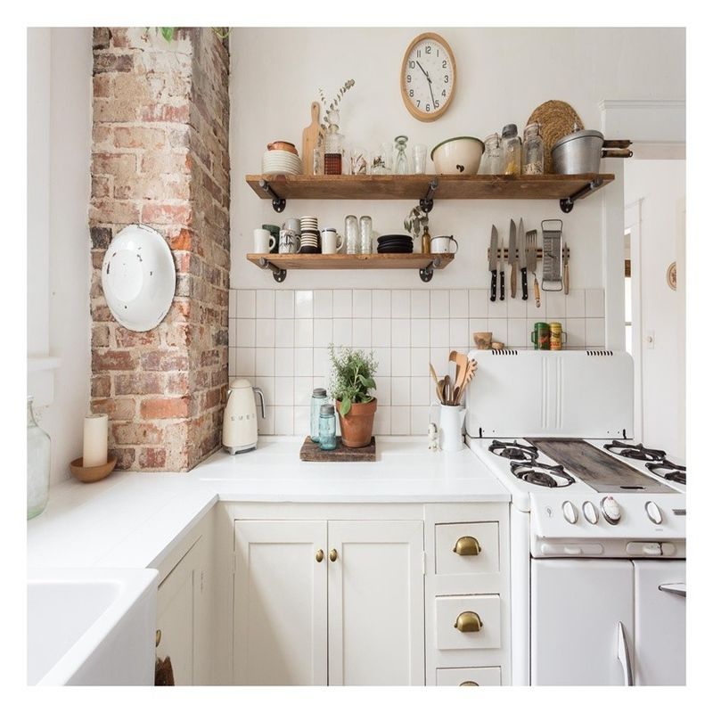 Cabinetes de vidrio de madera sólida de madera blanca moderna Solución de ahorro de espacio para cocinas pequeñas