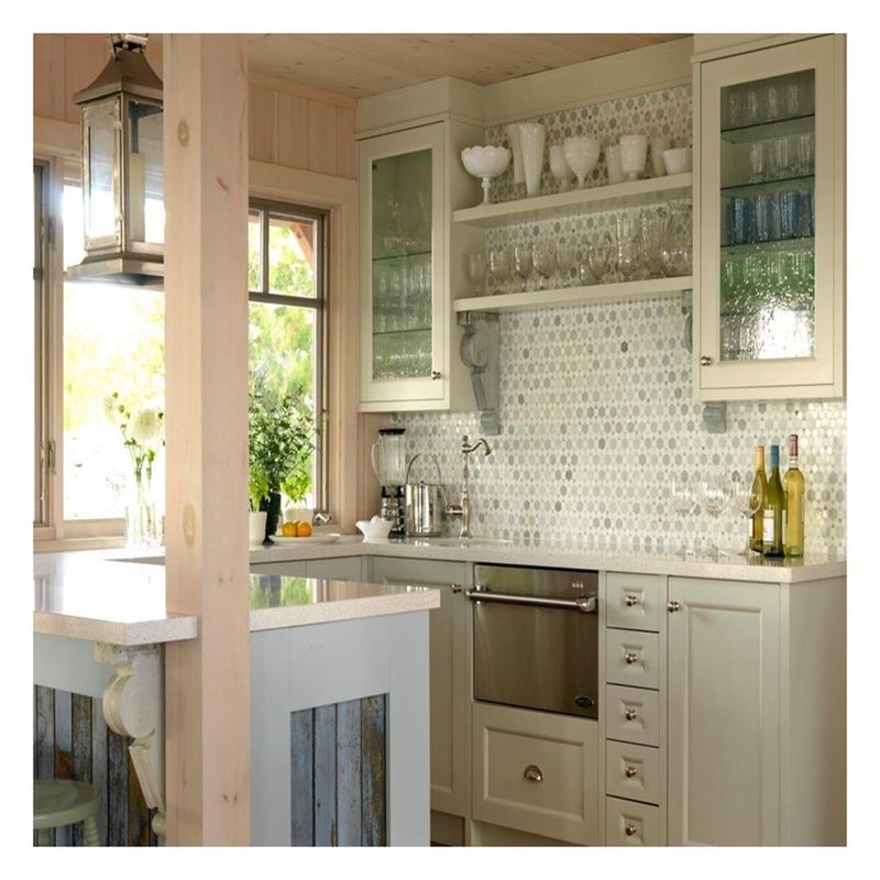 Cabinetes de vidrio de madera sólida de madera blanca moderna Solución de ahorro de espacio para cocinas pequeñas