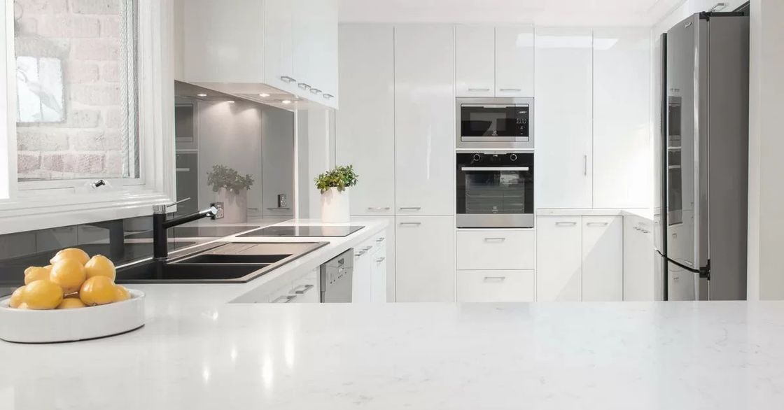 El gabinete de cocina de casa moderno con ventaja a prueba de agua a prueba de fuego y acabado de chapa