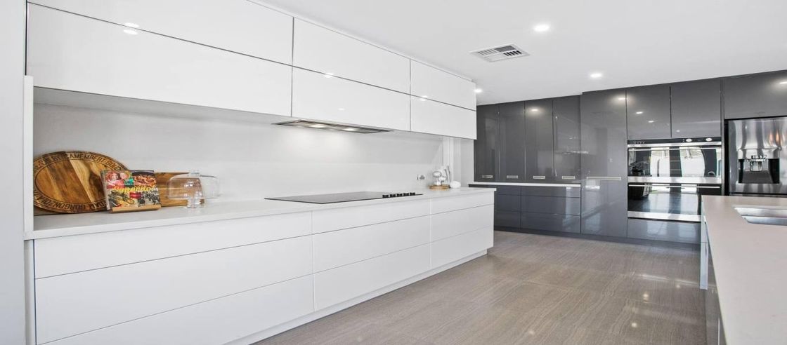 El gabinete de cocina de casa moderno con ventaja a prueba de agua a prueba de fuego y acabado de chapa