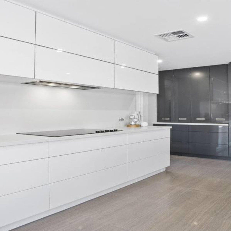 El borde plano de la encimera y el fregadero están incluidos en nuestro conjunto de gabinetes de cocina de diseño moderno