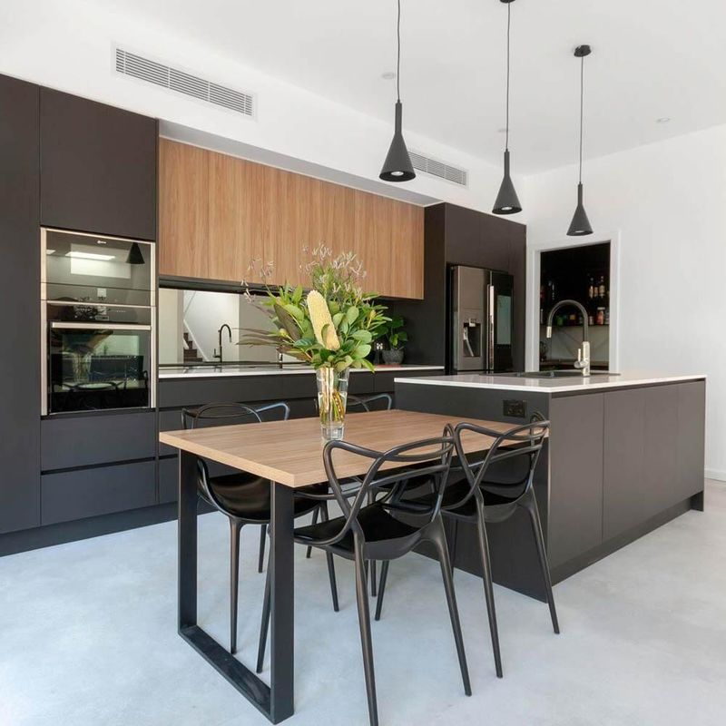 Proyecto de cocina YALIG de línea recta plata 2 Pac con isla pequeña