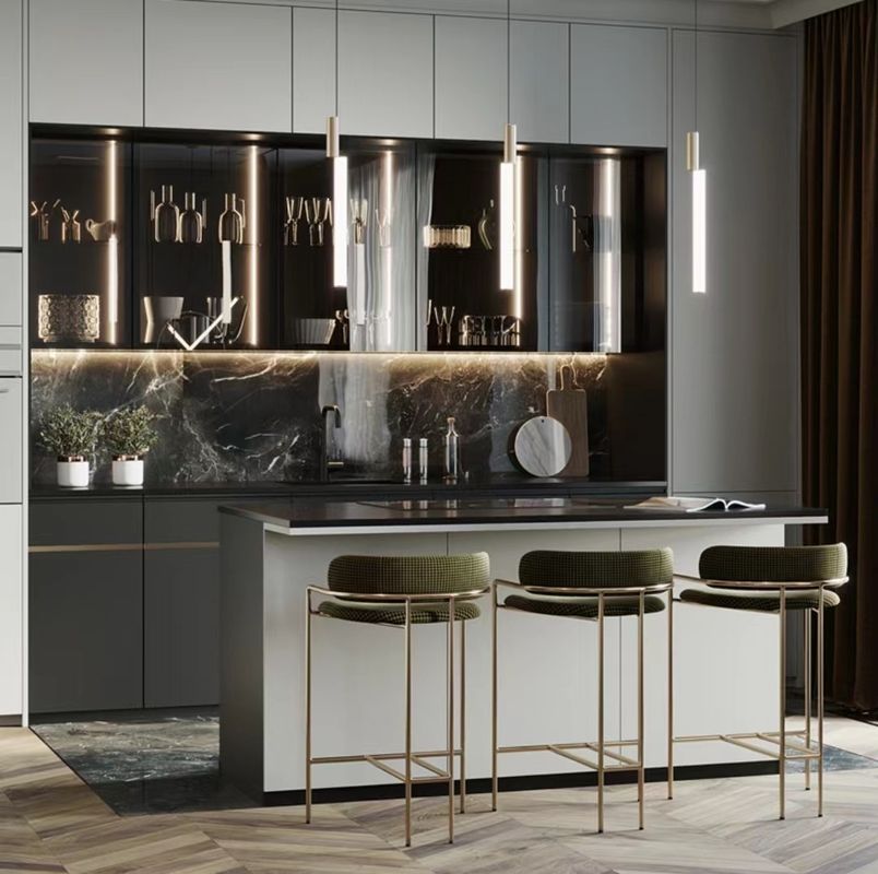 Armario de la despensa con panel de puertas de madera sólida en diseño negro