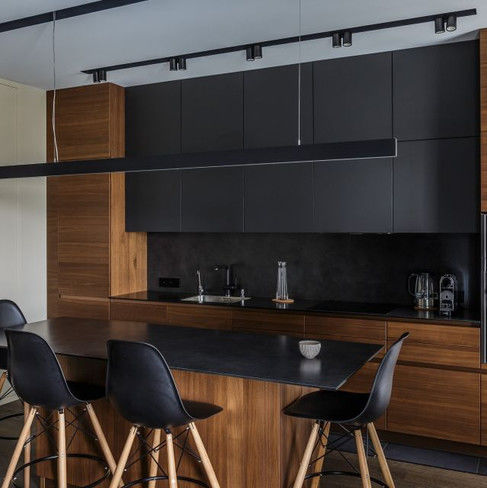 Armario de la despensa con panel de puertas de madera sólida en diseño negro