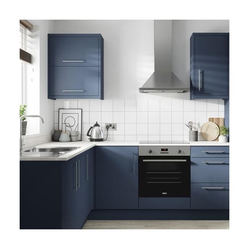 Muebles de cocina de madera en forma de L para una cocina de villa contemporánea