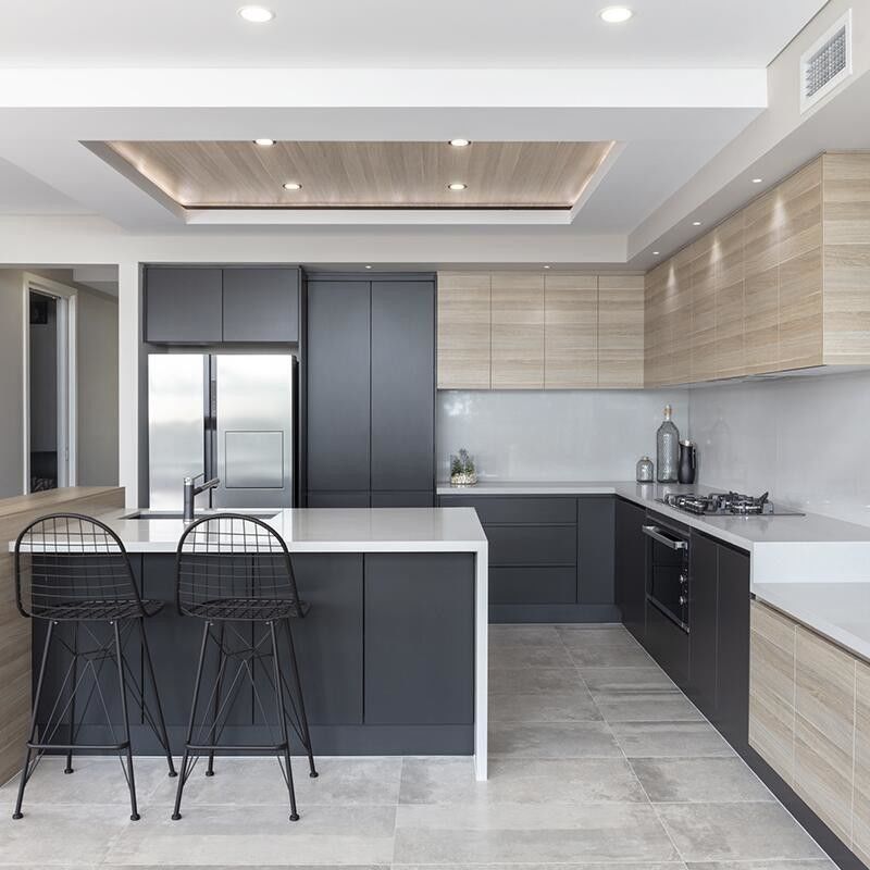 Muebles de cocina de madera en forma de L para una cocina de villa contemporánea
