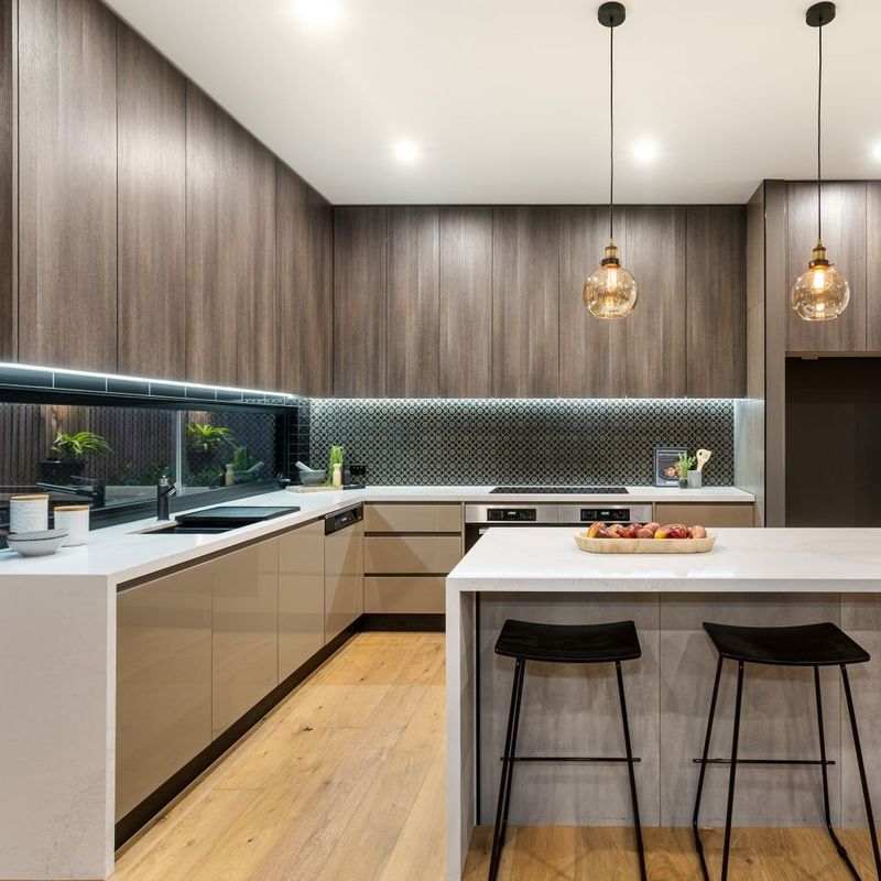 Muebles de cocina de madera en forma de L para una cocina de villa contemporánea