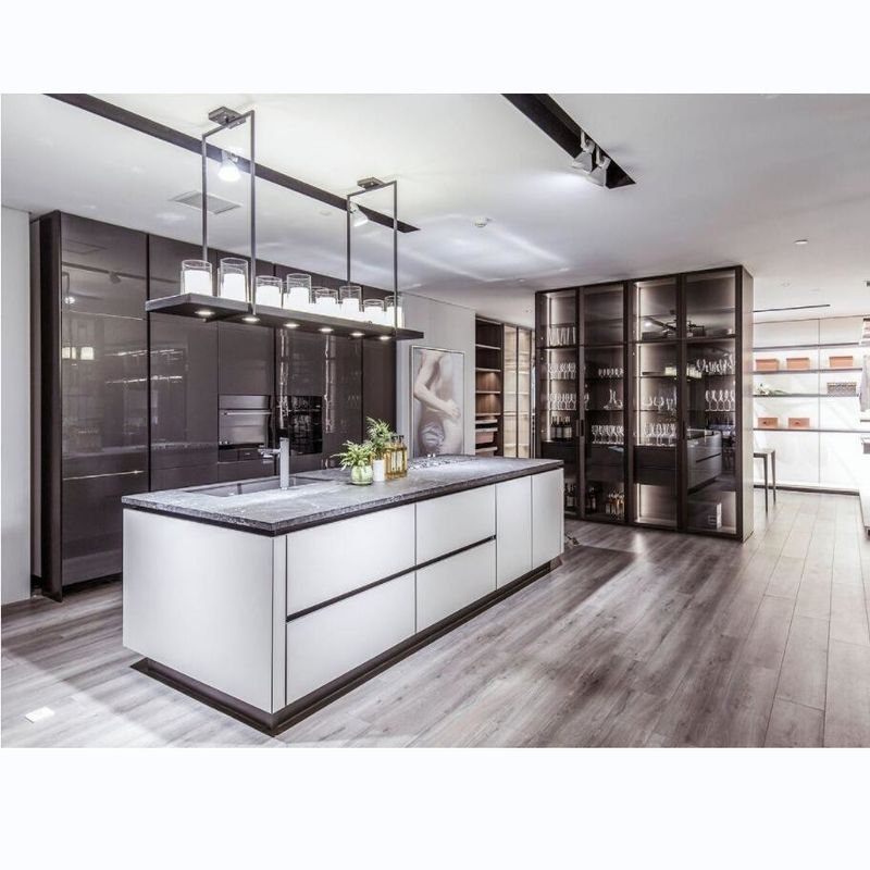 Gabinete de la despensa de la cocina exterior de diseño moderno en color negro con hardware de barra y Blum