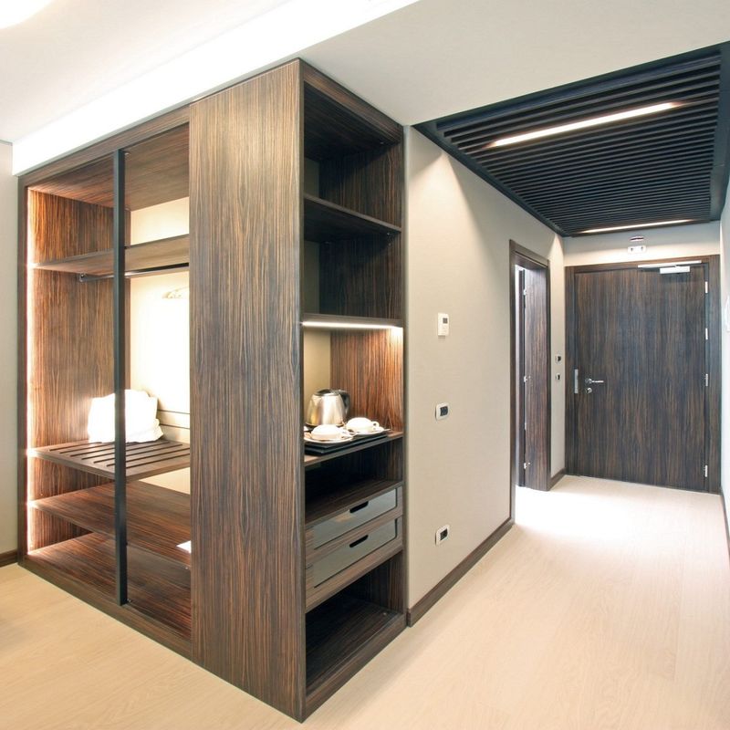 Paneles plegables Diseño de armario de dormitorio moderno de madera para hotel personalizado de alta gama