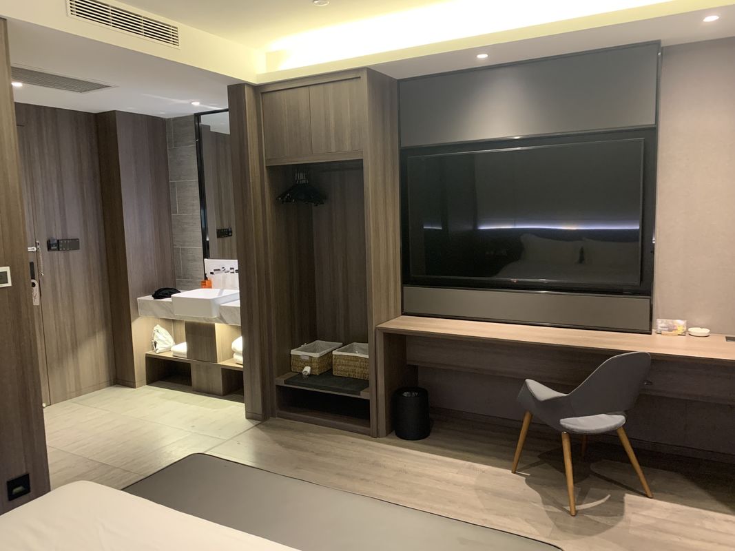 Paneles plegables Diseño de armario de dormitorio moderno de madera para hotel personalizado de alta gama