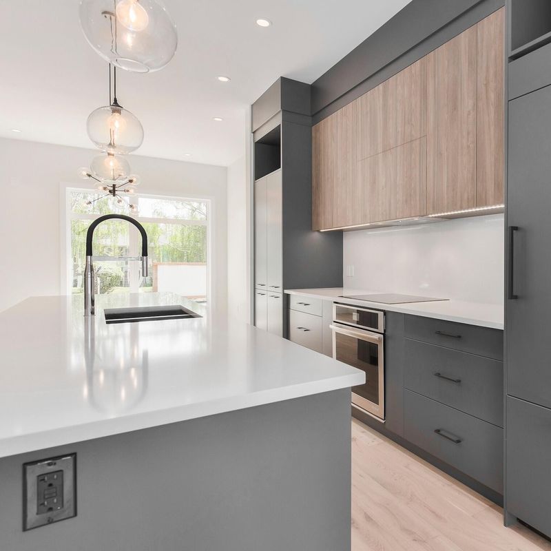 Gabinete de cocina interior moderno con forma de isla gris y puertas de MDF a un precio asequible