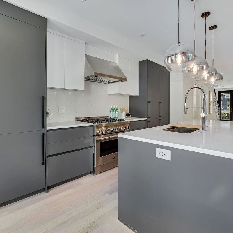 Gabinete de cocina interior moderno con forma de isla gris y puertas de MDF a un precio asequible