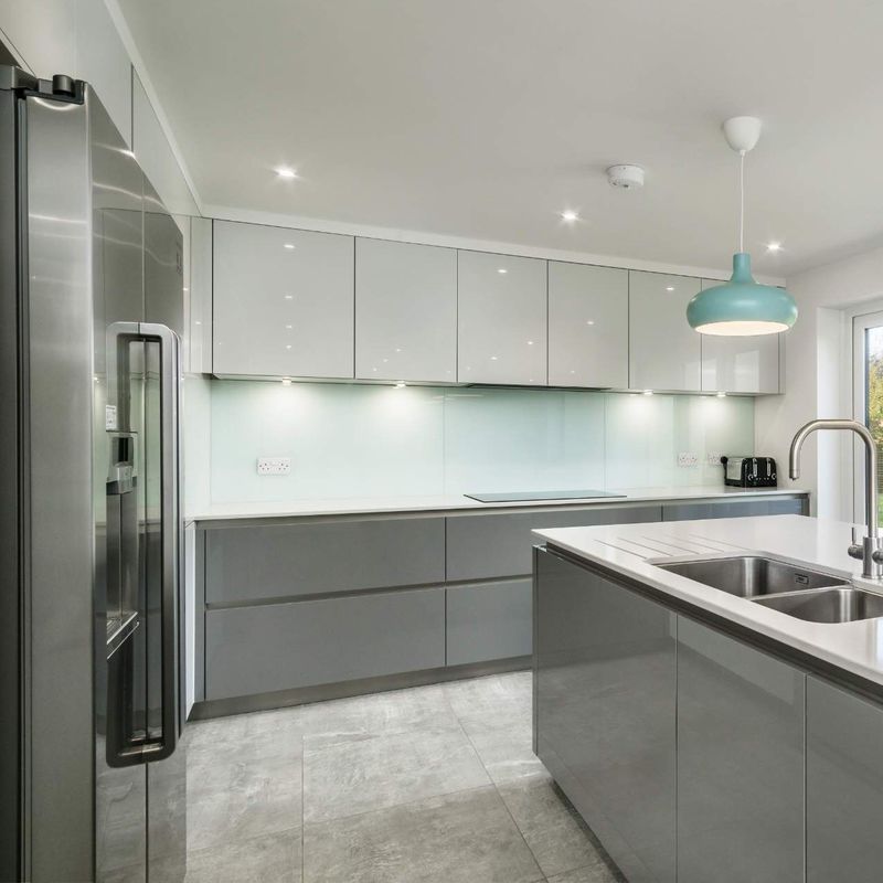 Muebles de cocina modernos con hardware Blum y diseño de madera de color carilla personalizado