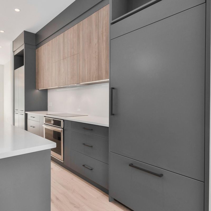 Muebles de cocina modernos con hardware Blum y diseño de madera de color carilla personalizado