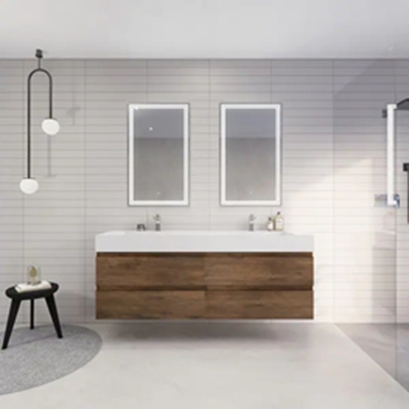 Baño moderno de estilo euro con vaciedad flotante de grano de madera y espejo de plata