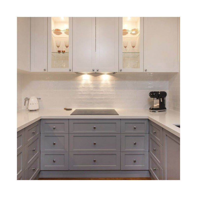 El gabinete de cocina moderno y fácil de limpiar está hecho de carcasa de madera contrachapada y material de puerta MDF.